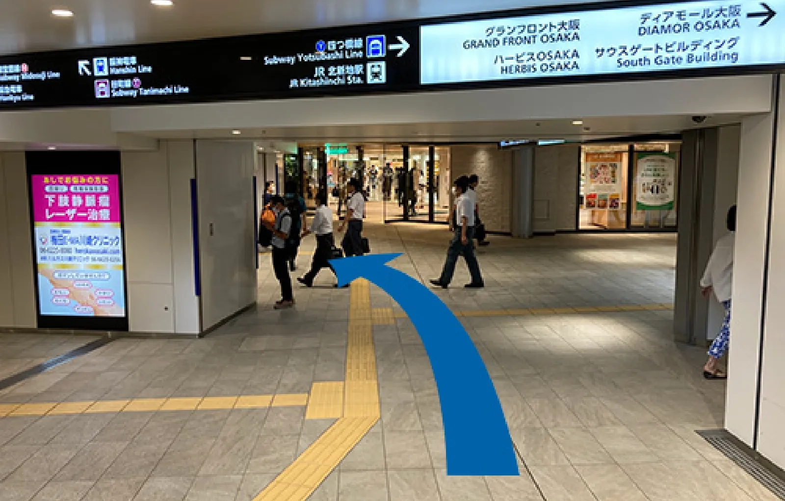 階段を降りて、阪神百貨店を右手に進んでください。