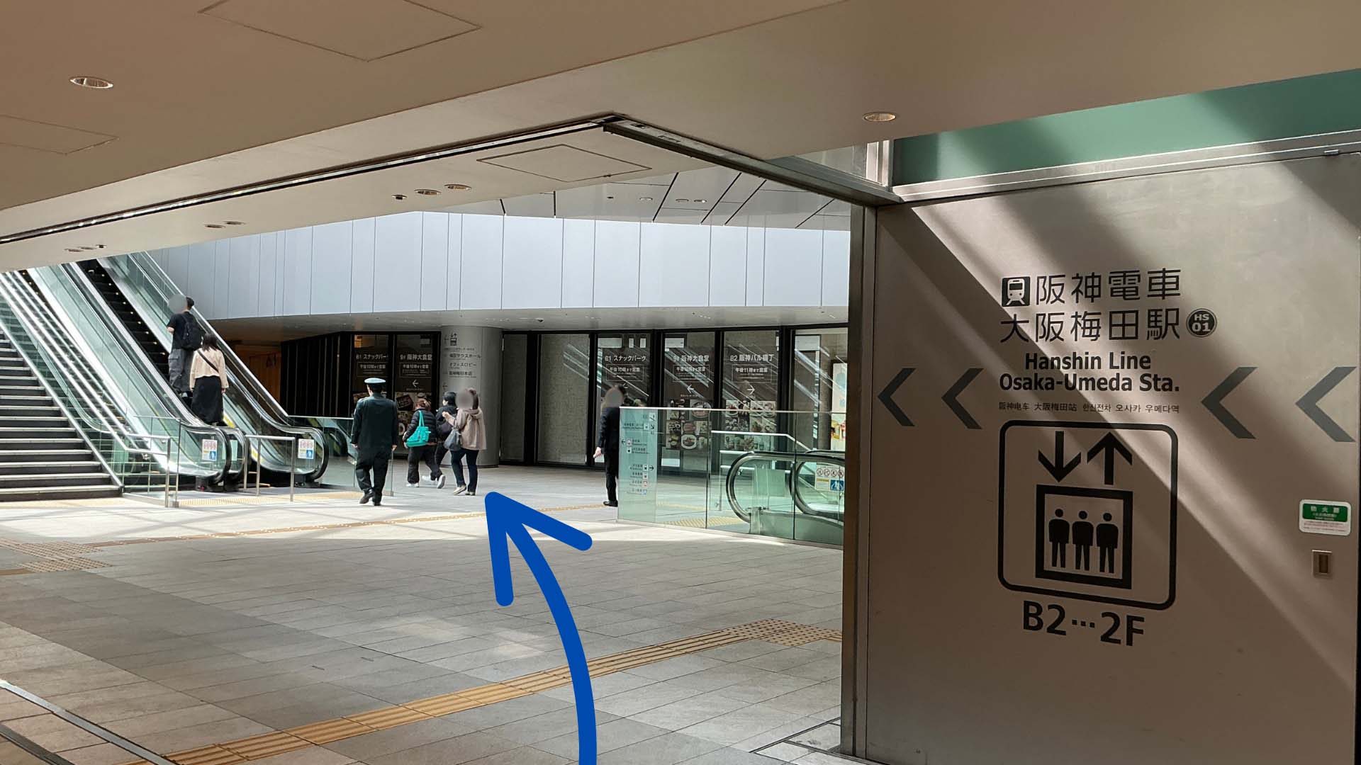 （2）阪神百貨店沿いに進んでいただくとエスカレーターがあります。エスカレーターの右の通路を進んでください。