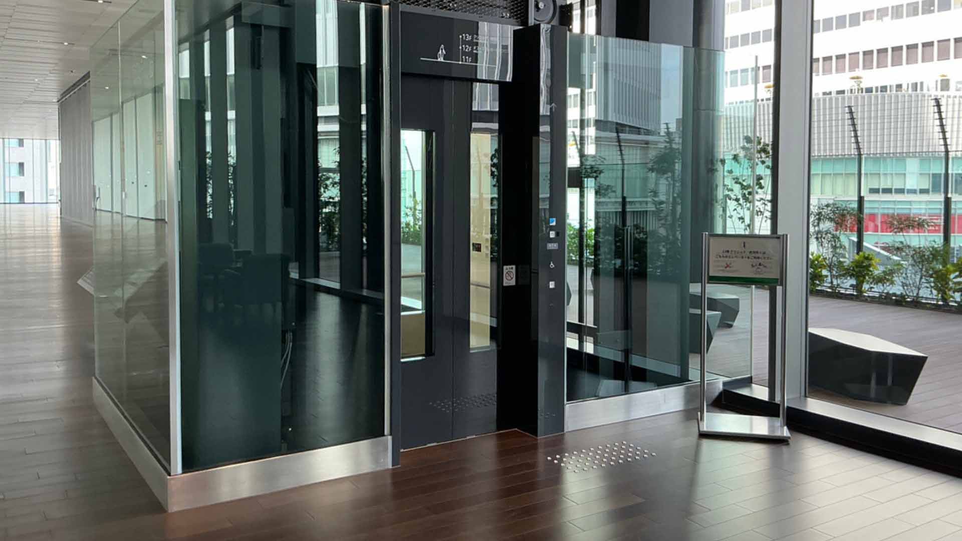 タリーズコーヒーの手前のエレベーターで13階までお上がりください。
