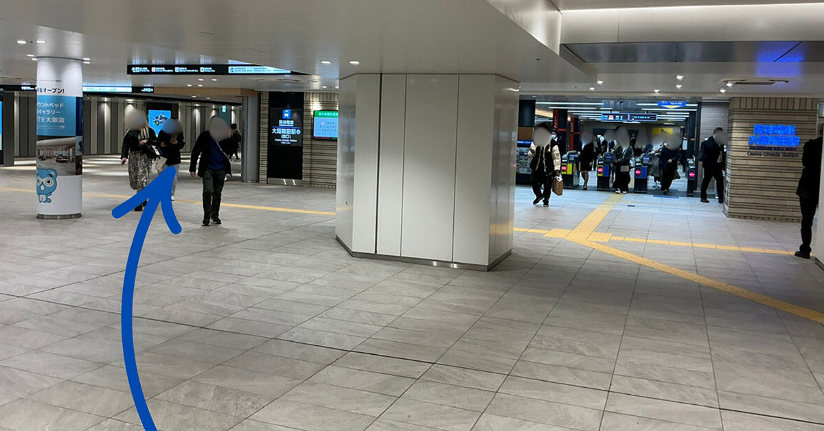 右側に進むと阪神電車「大阪梅田駅」西口改札が見えます。その左側の通路を真っ直ぐ進んでください。