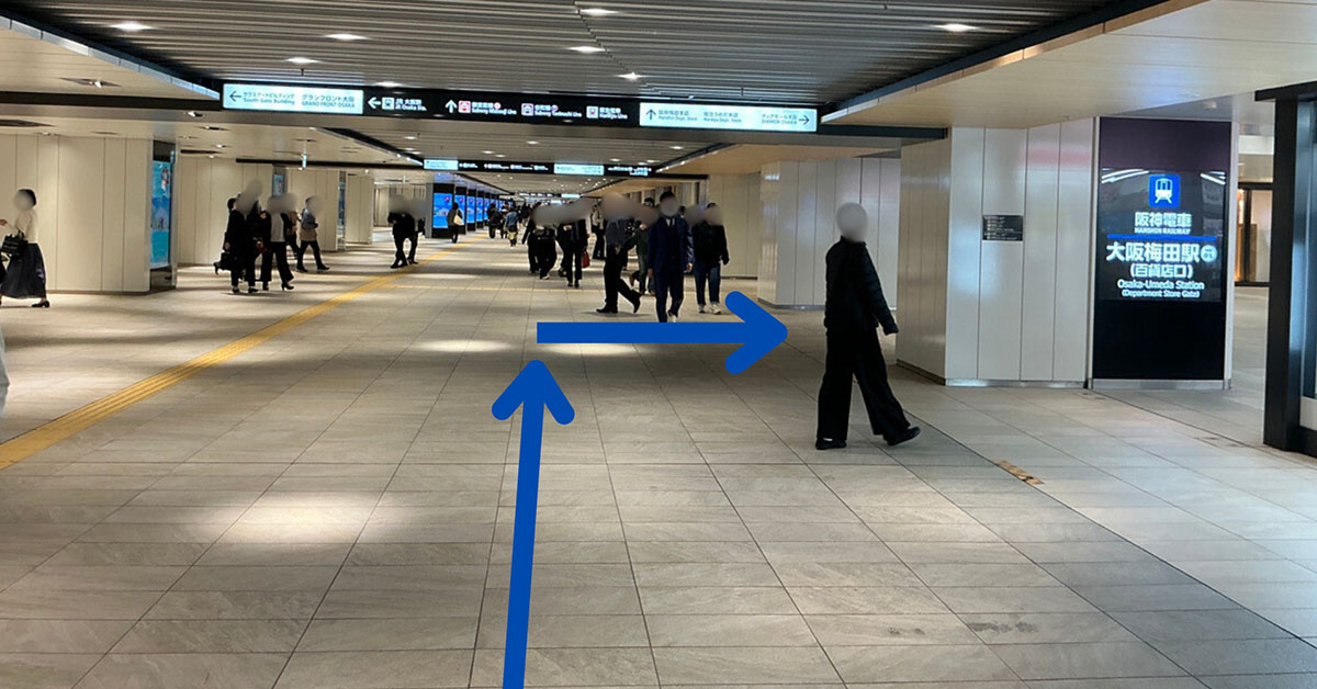（3）十字路で右（阪神百貨店とドラッグストアの間の道）へお進みください。