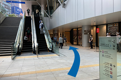 阪神百貨店沿いに進んでいただくとエスカレーターがあります。 <br>エスカレーターの右の通路を進んでください。