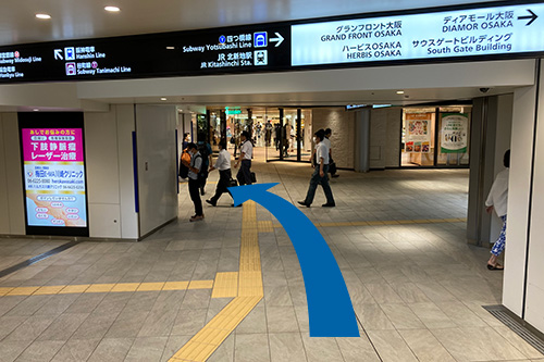  階段を降りて、阪神百貨店を右手に進んでください。
